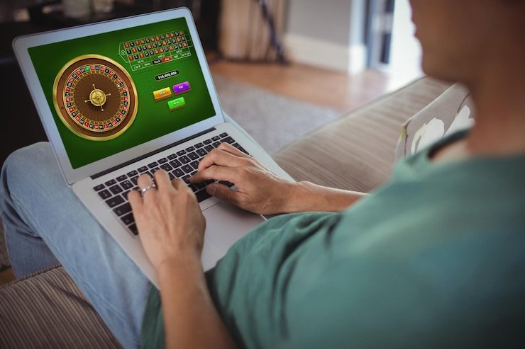 Studio live dealer funworld menampilkan meja blackjack, roulette, dan baccarat dengan broadcast HD
